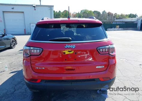 2019 Jeep Compass Latitude 4X4 z USA, uszkodzony, nr VIN 3C4NJDBB9KT713722